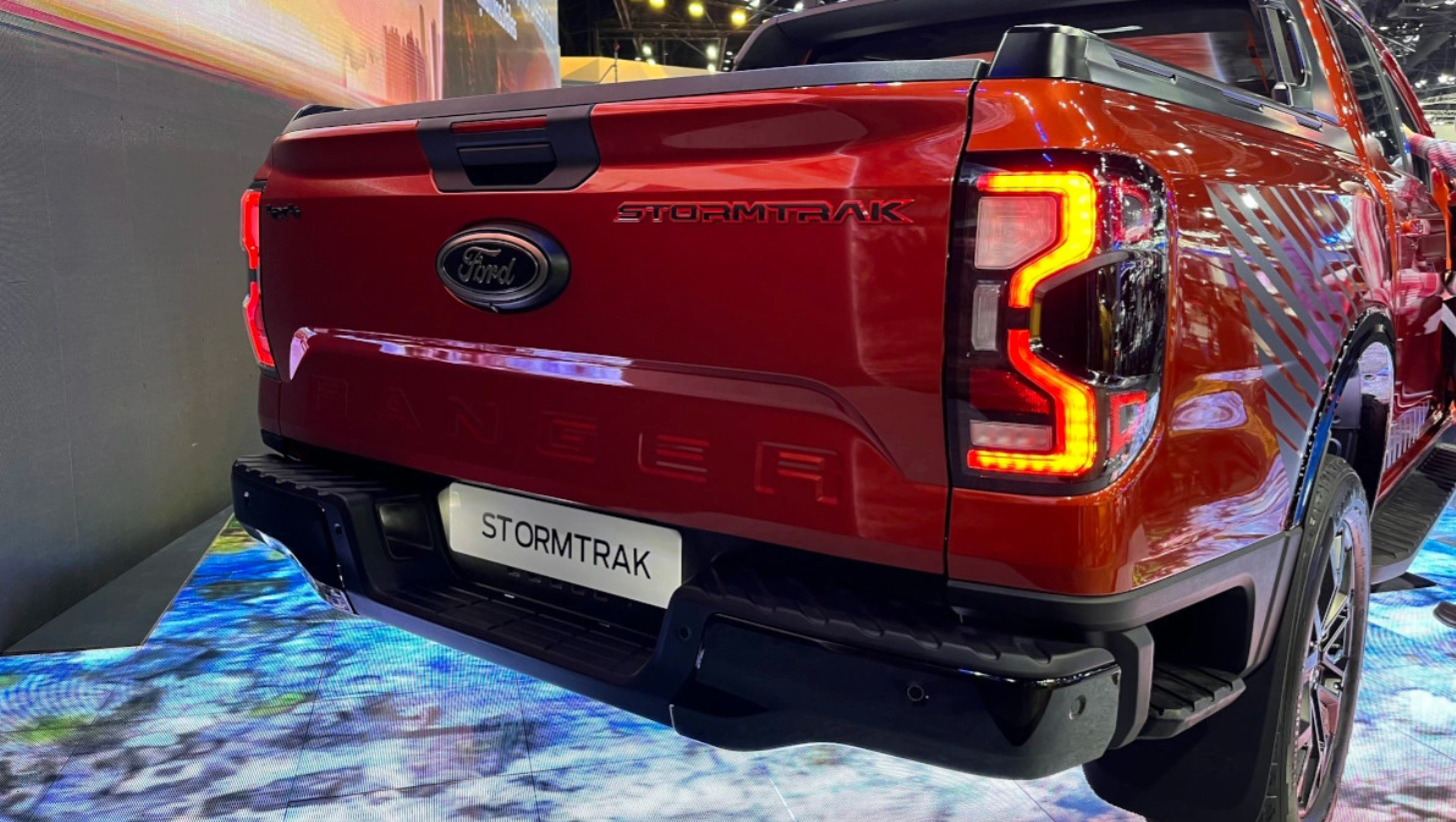 duoi xe ford ranger stormtrak - Dĩ An Ford