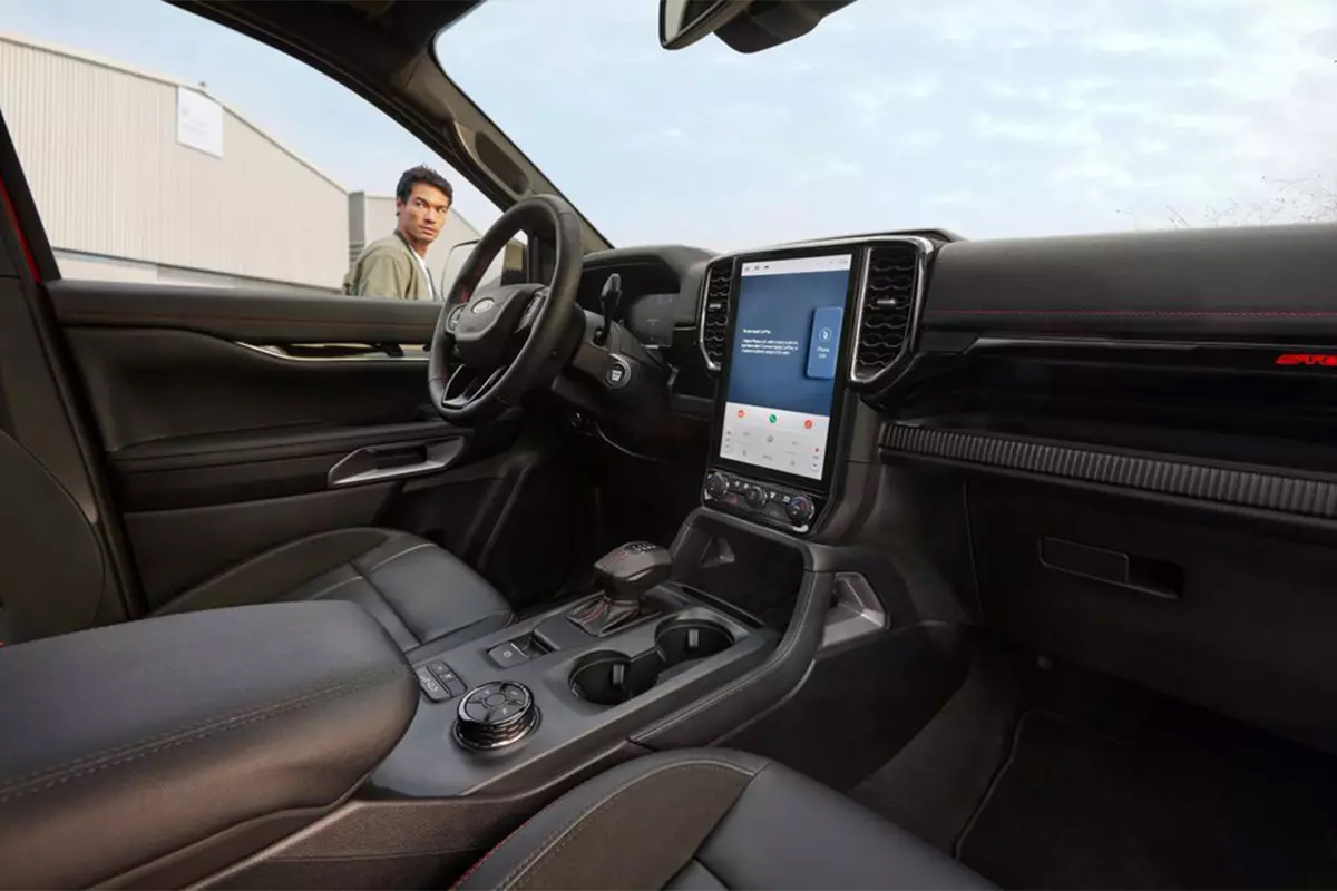 khoang lai xe ford ranger stormtrak - Dĩ An Ford